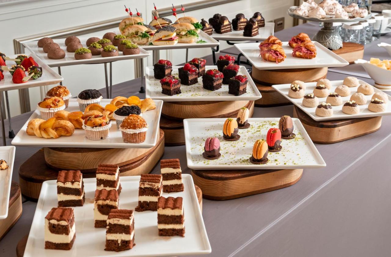 Rixos Pera Istanbul Hotel Екстериор снимка A selection of petit fours