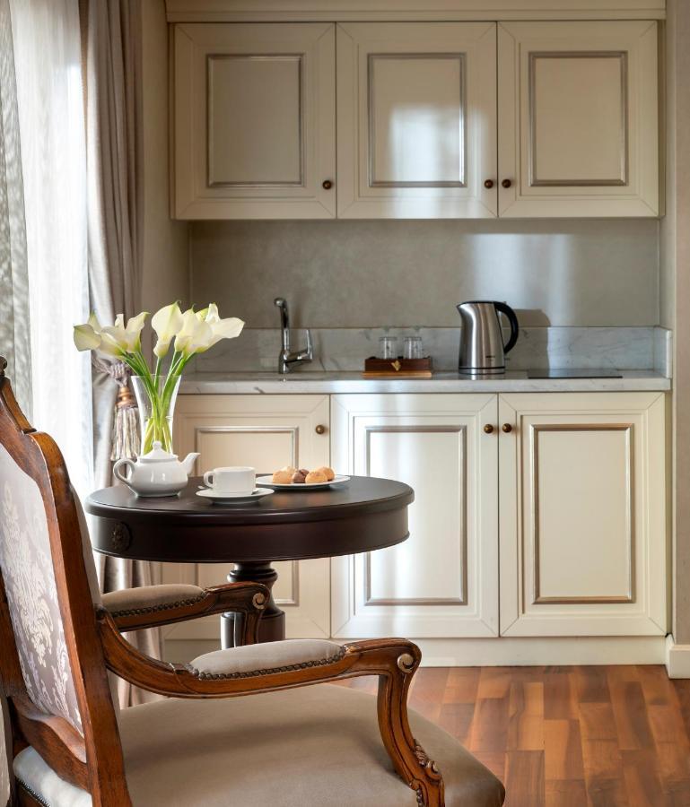 Rixos Pera Istanbul Hotel Екстериор снимка A kitchenette in a hotel room